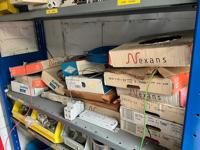 7m magazijnstelling inhoudende diverse elektronica - afbeelding 35 van  37