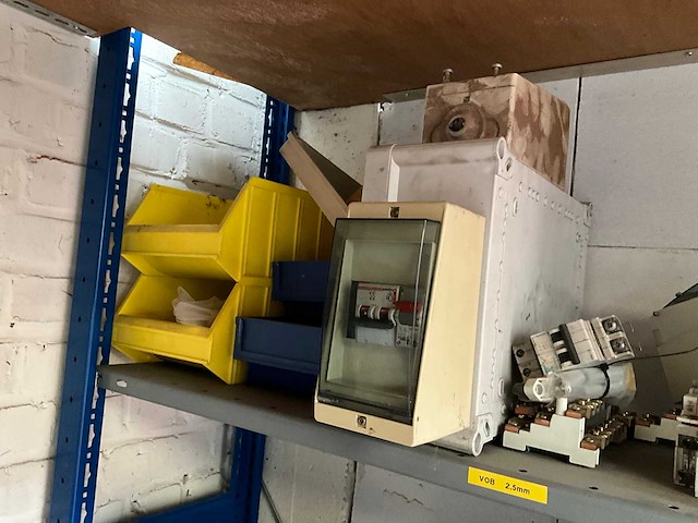 7m magazijnstelling inhoudende diverse elektronica - afbeelding 36 van  37