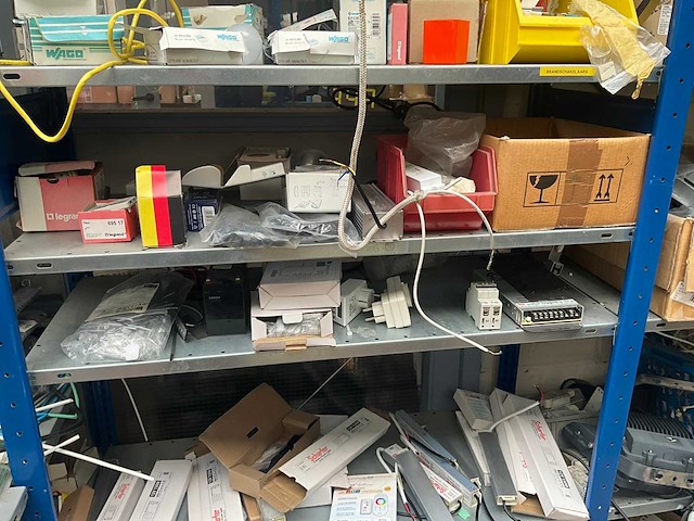 7m magazijnstelling inhoudende diverse elektronica - afbeelding 2 van  37