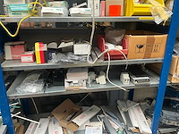 7m magazijnstelling inhoudende diverse elektronica - afbeelding 2 van  37
