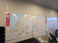 (7x) diverse wereldkaarten op whiteboard...