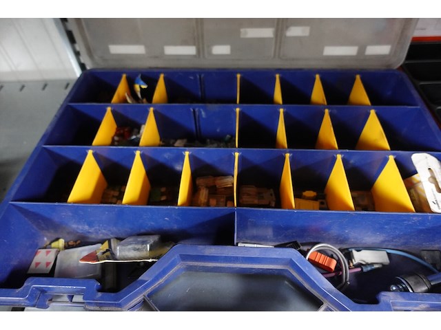 7x koffer met inhoud - afbeelding 8 van  9