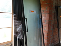 7x pivoterende stalen deur met glas