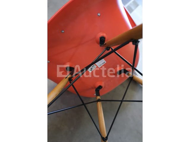 8 bijpassende vitra eames design stoelen - afbeelding 1 van  8