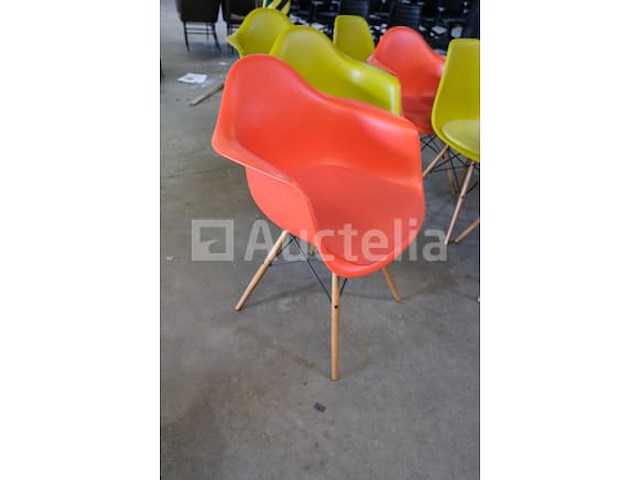 8 bijpassende vitra eames design stoelen - afbeelding 2 van  8