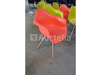 8 bijpassende vitra eames design stoelen - afbeelding 2 van  8