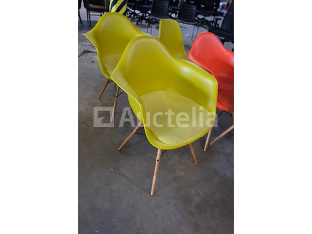 8 bijpassende vitra eames design stoelen - afbeelding 3 van  8