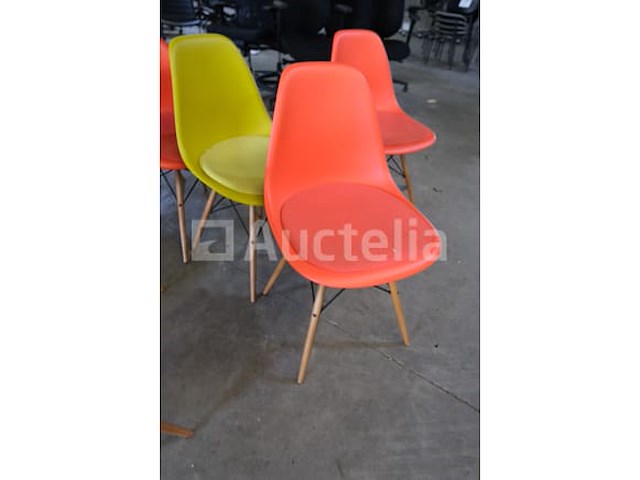 8 bijpassende vitra eames design stoelen - afbeelding 4 van  8