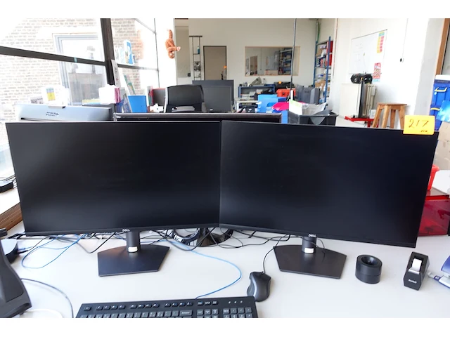 8 diverse computerschermen - afbeelding 1 van  7