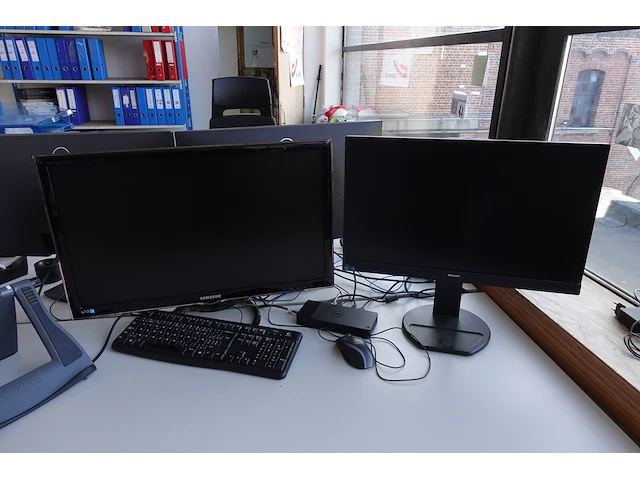8 diverse computerschermen - afbeelding 3 van  7