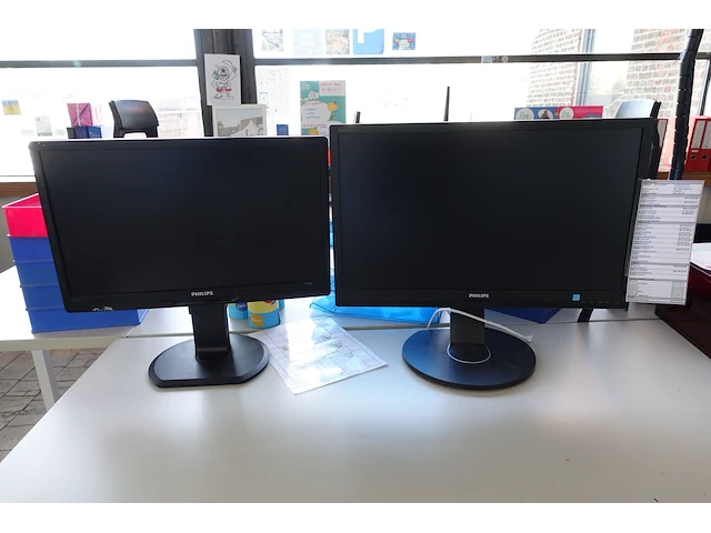 8 diverse computerschermen - afbeelding 4 van  7