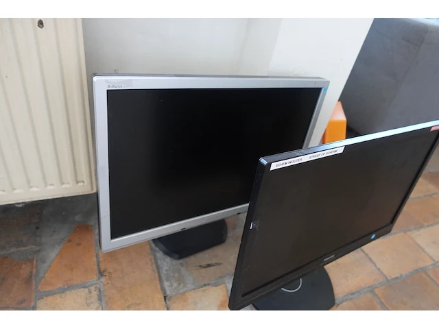 8 diverse computerschermen - afbeelding 6 van  7