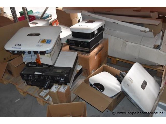 8 diverse omvormers, solax power, growatt, huawei, diverse merken, werking niet gekend - afbeelding 1 van  4