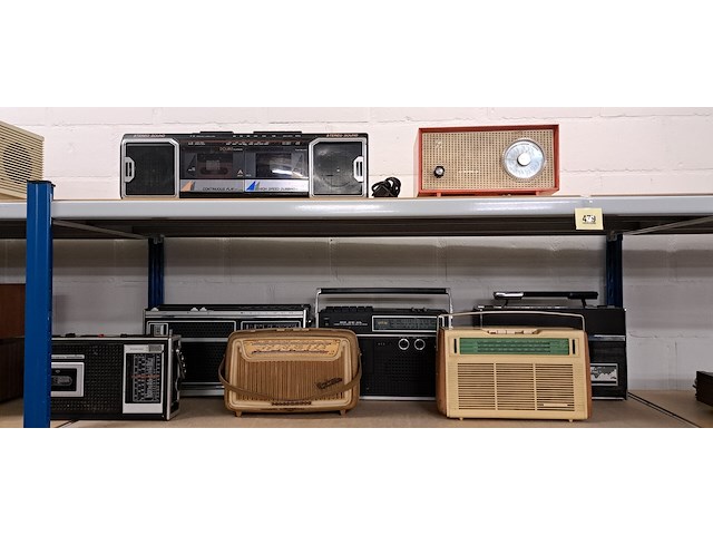 8 diverse radio's - afbeelding 1 van  1