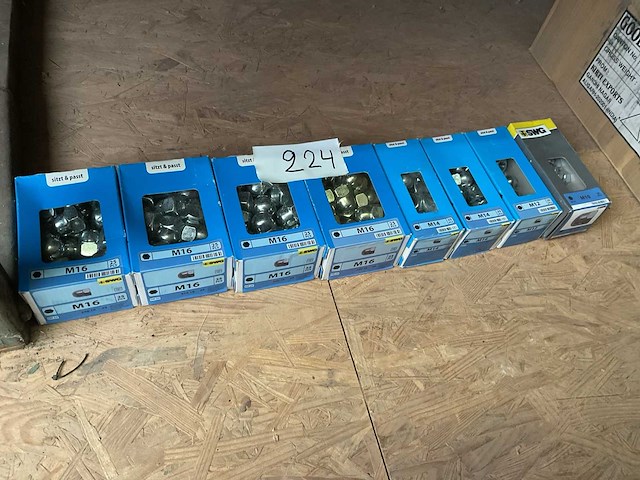 8 dozen bol moeren - afbeelding 1 van  4