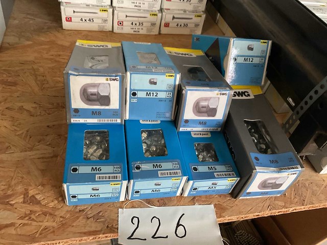 8 dozen bol moeren - afbeelding 1 van  4