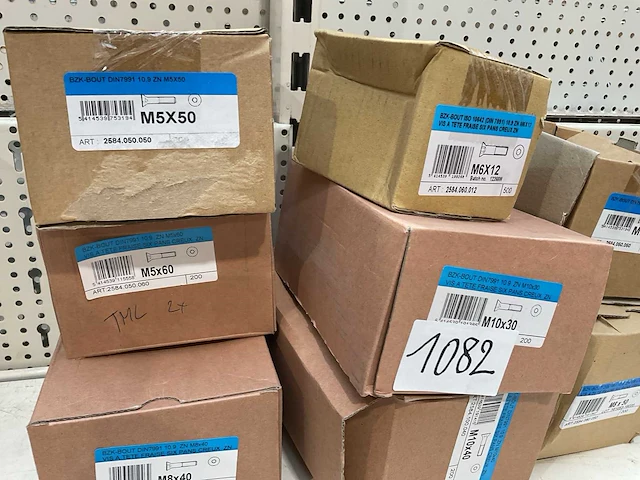 8 dozen bouten - afbeelding 1 van  3
