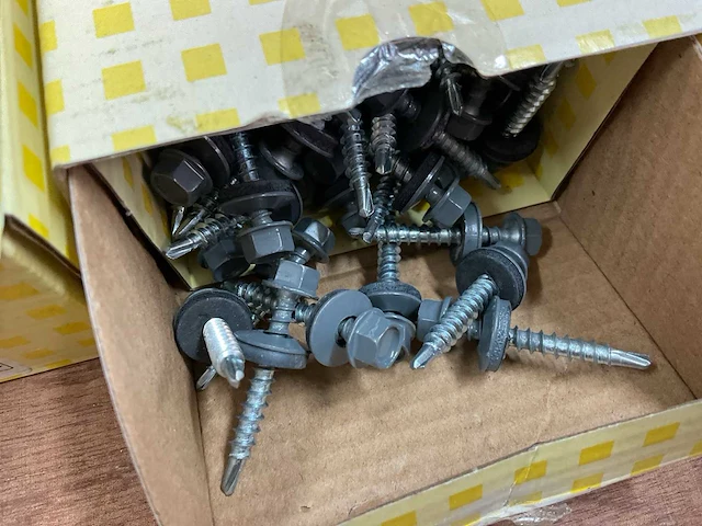8 dozen dakplaatschroeven - afbeelding 8 van  8