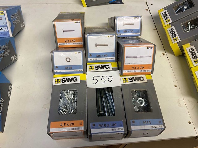 8 dozen hout bouten moeren en nagels - afbeelding 1 van  5