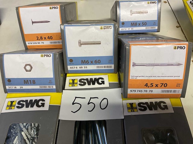 8 dozen hout bouten moeren en nagels - afbeelding 3 van  5