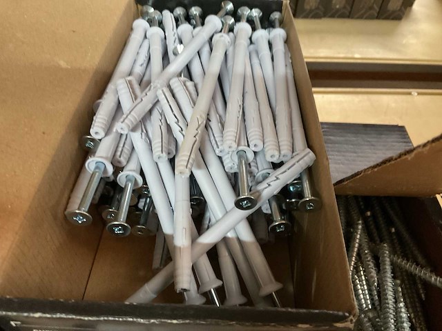 8 dozen houtschroeven en slag pluggen - afbeelding 3 van  7
