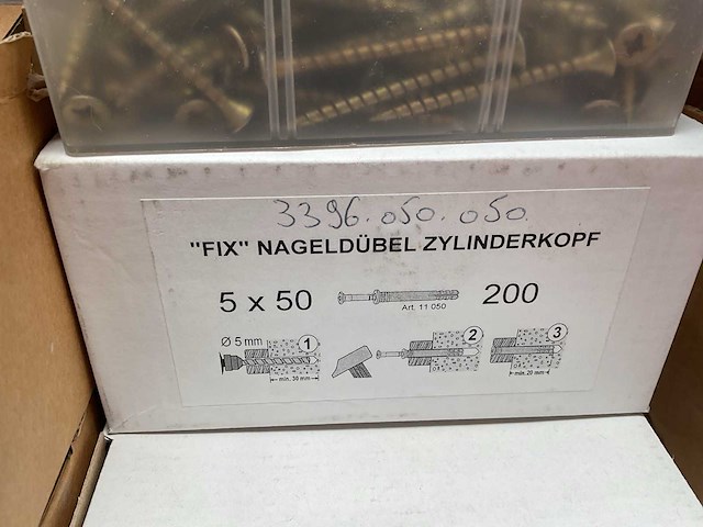 8 dozen spaanplaatschroeven; nagelpluggen - afbeelding 3 van  6