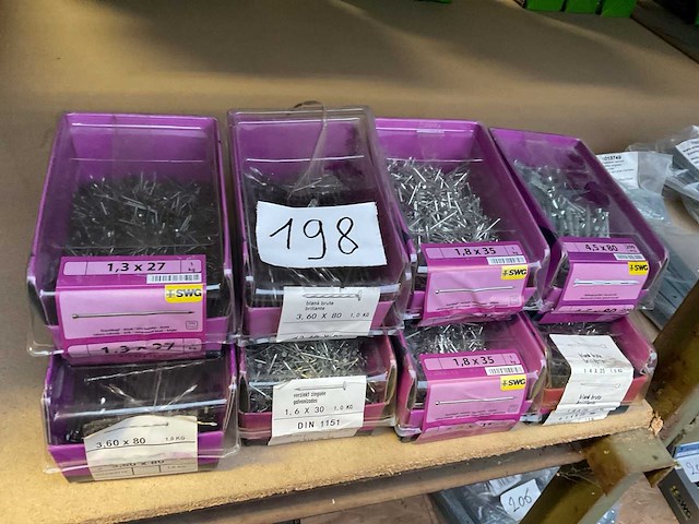 8 grijp dozen met nagels - afbeelding 1 van  6