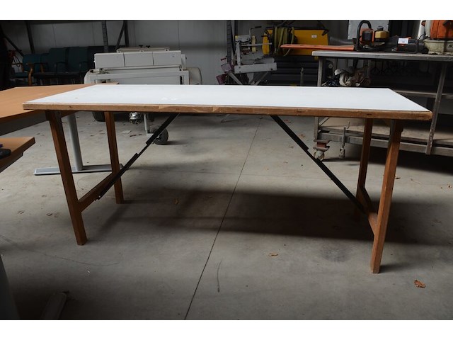 8 houten plooitafels afm. ca. 1,60m x 0,60m - afbeelding 1 van  5