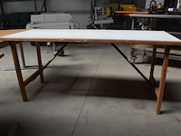 8 houten plooitafels afm. ca. 1,60m x 0,60m