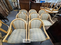 8 houten stoelen