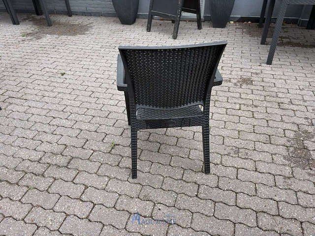 8 kunststof tuinstoelen - afbeelding 3 van  7