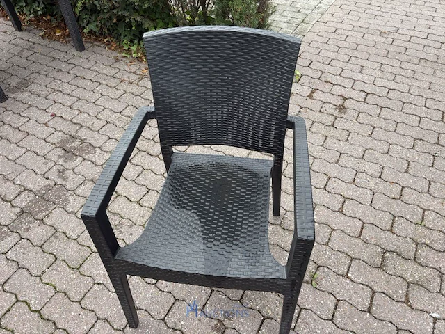8 kunststof tuinstoelen - afbeelding 5 van  7