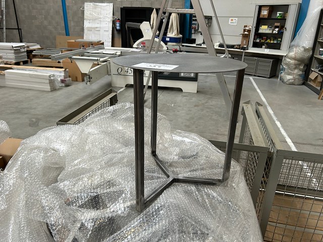 8 metalen bijzettafels - afbeelding 1 van  4