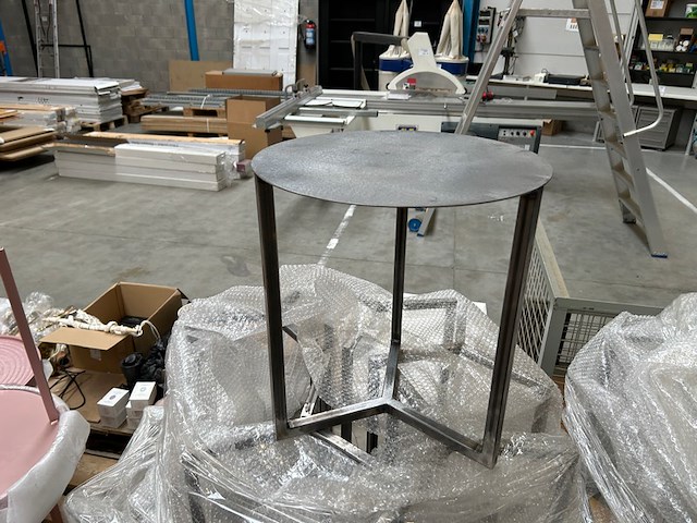 8 metalen bijzettafels - afbeelding 1 van  5