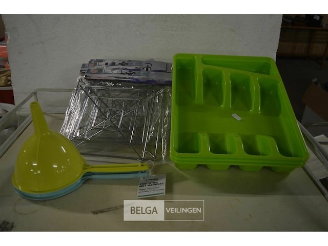 8 onderleggers, 3 bestekbakken en 2 trechters - afbeelding 1 van  4