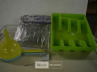 8 onderleggers, 3 bestekbakken en 2 trechters - afbeelding 1 van  4