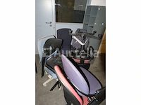 8 ongelijke stoelen