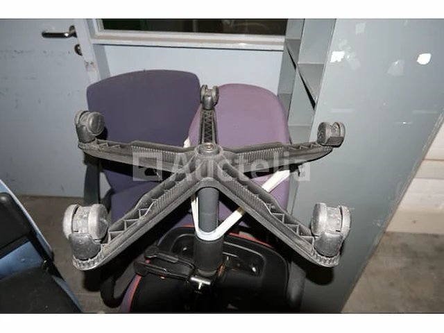 8 ongelijke stoelen - afbeelding 5 van  6