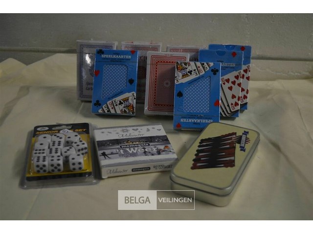 ±8 pakjes speelkaarten en div - afbeelding 1 van  4