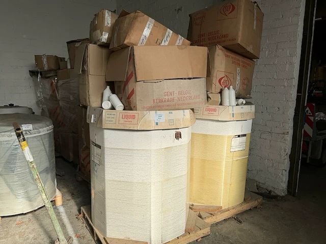 8 palletten plastiekflessen met dop - afbeelding 3 van  4