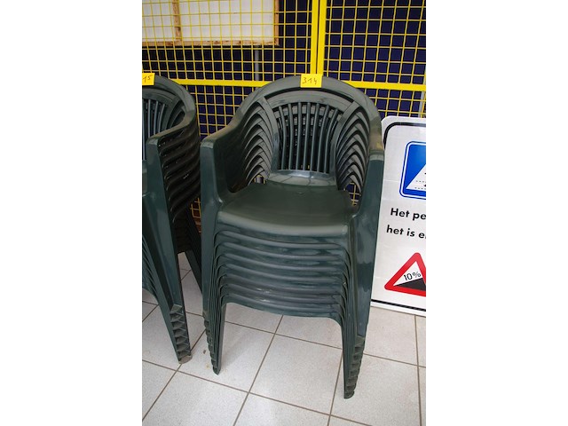 8 pvc tuinstoelen - afbeelding 1 van  1