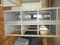 8 verwijderbare metalen planken