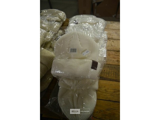 8 witte mutsen - afbeelding 1 van  2