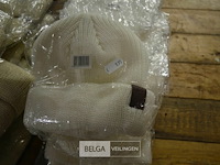 8 witte mutsen - afbeelding 2 van  2