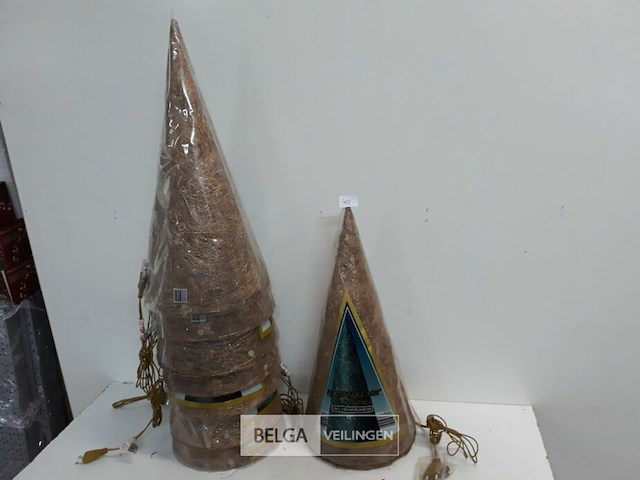 8 x kerstkegel 50 cm met 20 lampen goud - afbeelding 1 van  3