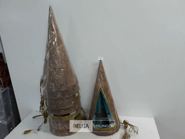 8 x kerstkegel 50 cm met 20 lampen goud - afbeelding 1 van  3