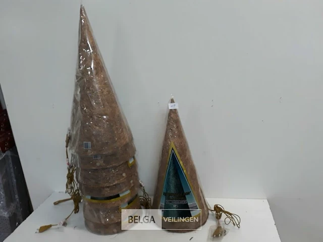 8 x kerstkegel 50 cm met 20 lampen goud - afbeelding 2 van  3