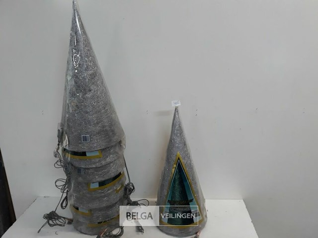 8 x kerstkegel 50 cm met 20 lampen zilver - afbeelding 1 van  3