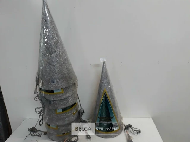 8 x kerstkegel 50 cm met 20 lampen zilver - afbeelding 1 van  3