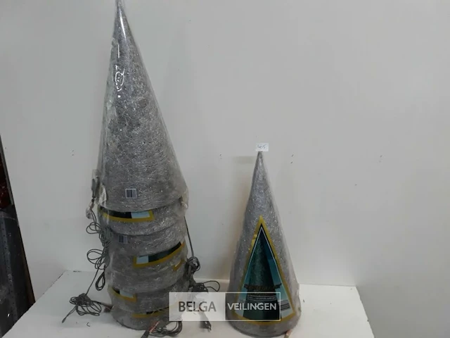 8 x kerstkegel 50 cm met 20 lampen zilver - afbeelding 1 van  3